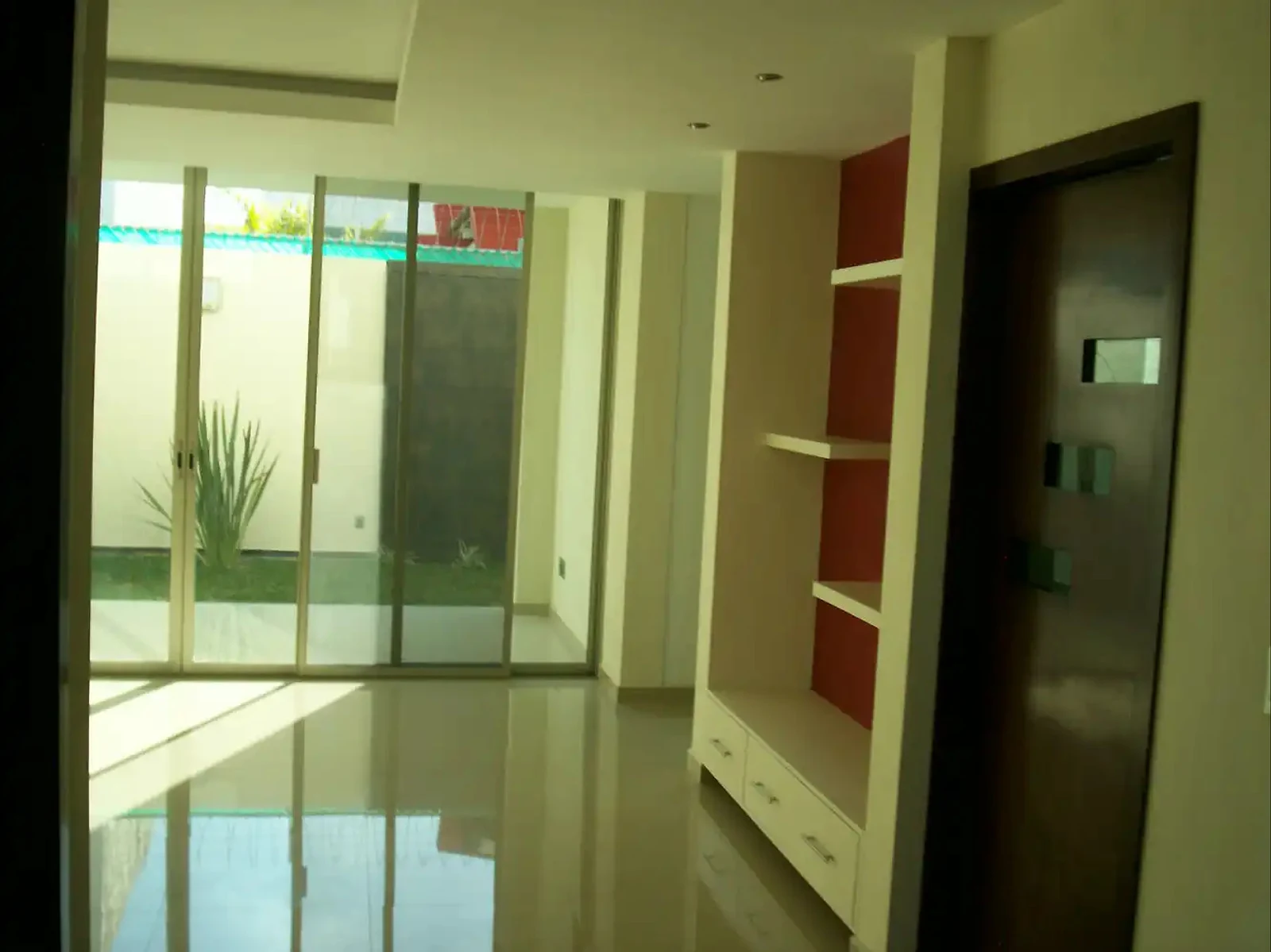 Fraccionamiento Tules — Sala y patio